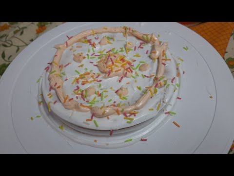 designing the cake 😋🎂