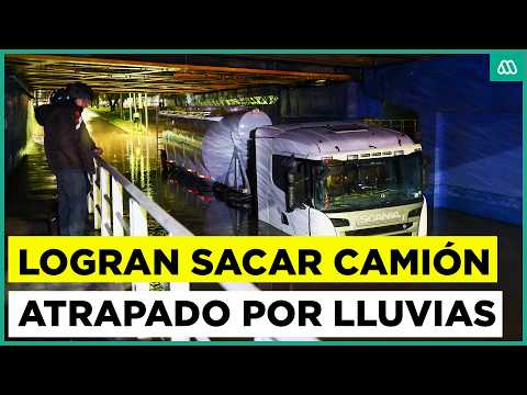 Temporal en Santiago: Logran retirar camión atrapado en paso bajo nivel de San Bernardo