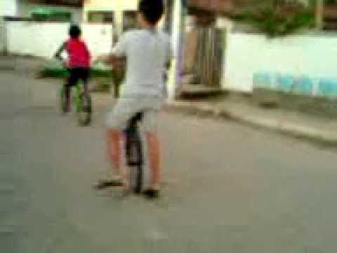 os aguias empinando na bike :marlon,michael,yuri,vito e david parte 2