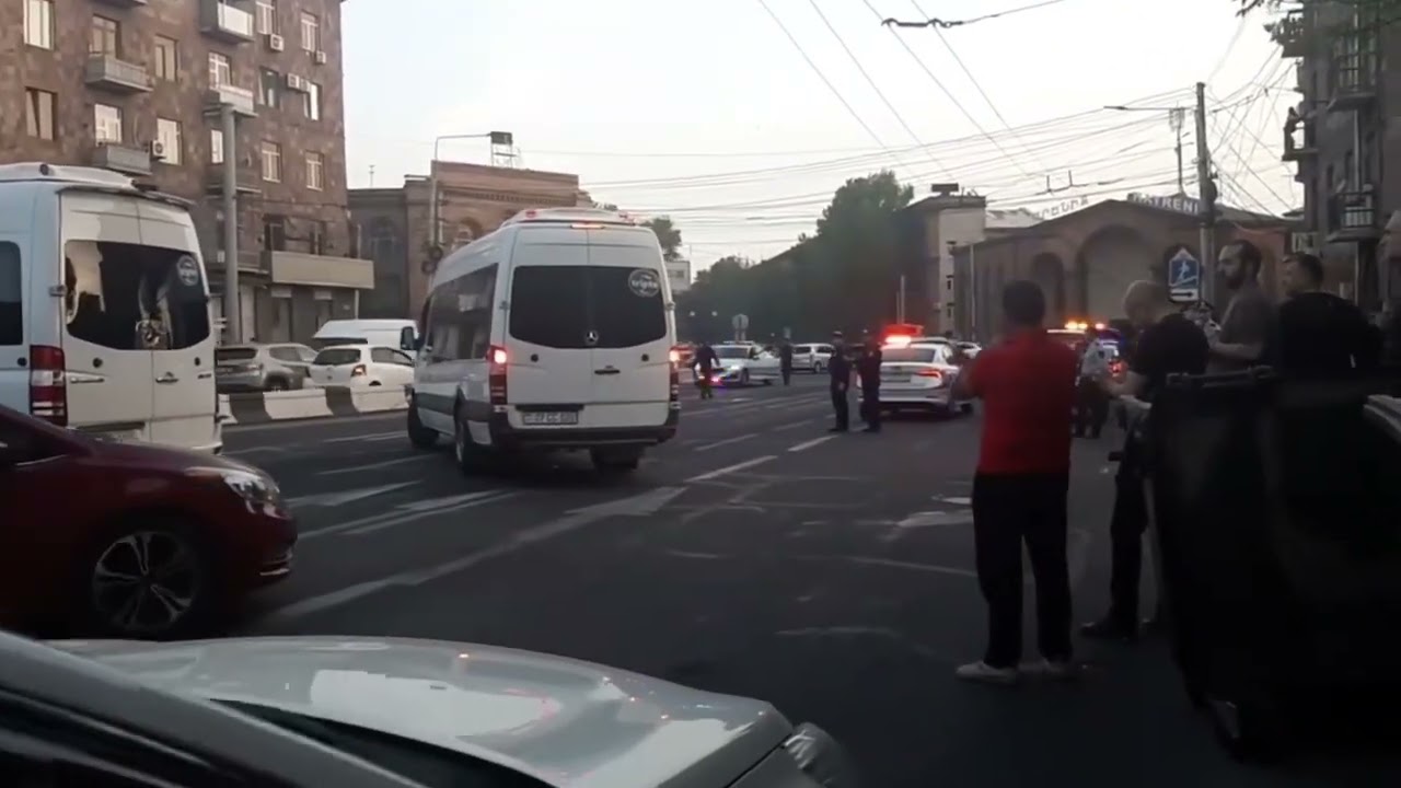 Քաղաքացիները միկրոավտոբուսներով փակել են Արշակունյաց պողոտան (տեսանյութ)