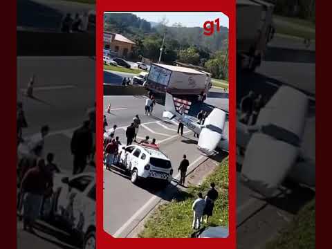 Avião faz pouso forçado na Rodovia Régis Bittencourt em Juquitiba, Grande SP | g1