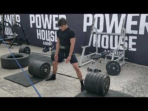 250 KG DEADLIFT 125 KG Bench press 182,5 kg squat 15 years old