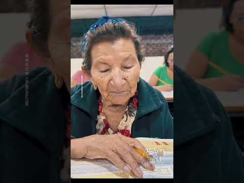 Alumna 94 años Centro Escolar El Congo, en Santa Ana El Salvador #elsalvador #noticias #shorts
