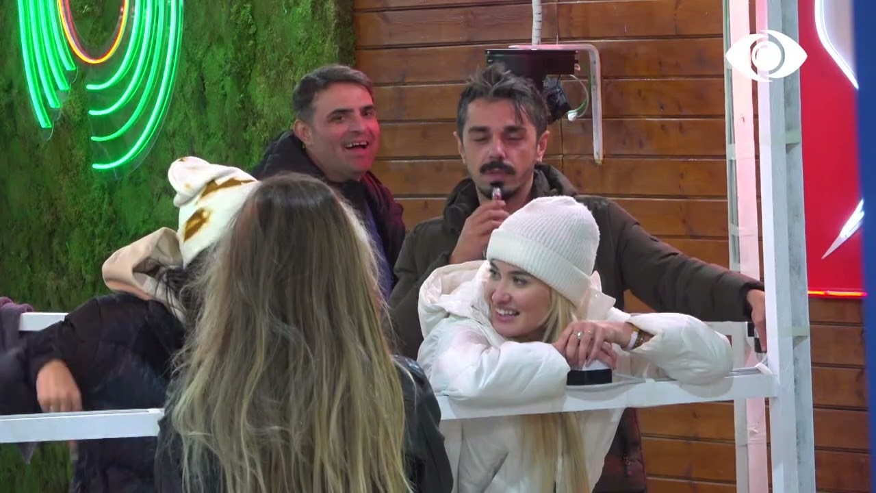 Armaldo urinon duke kënduar, Luizi e ndihmon