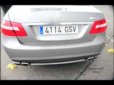 Arranque y sonido del motor del Mercedes E 63 AMG en la trasera