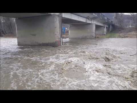 Râul Vâlsan în localitatea Mălureni, Argeș, 12 decembrie 2021