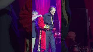 Engelbert and iconic “Red Bathrobe” #farewelltour #engelberthumperdinck #concert #1million