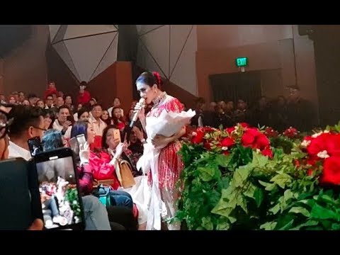 Live Concert Syahrini 2018 - Momen Pemberian Bunga dari Seseorang