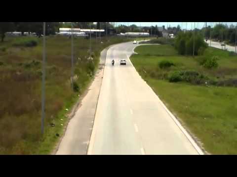 FIAT 147 perseguido por una cbr 1000