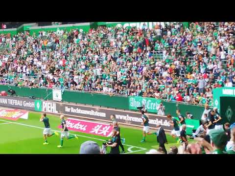 Einlauf von Werder Bremen am tach der Fans