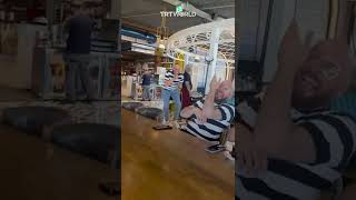 Download lagu Para suami yang dikerjai istri mereka mengenakan kaos bergambar Daltons. mp3