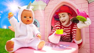 Spielspaß mit Baby Born und dem Clown. Teeparty im Spielzeugschloss. Puppenvideo für Kinder.