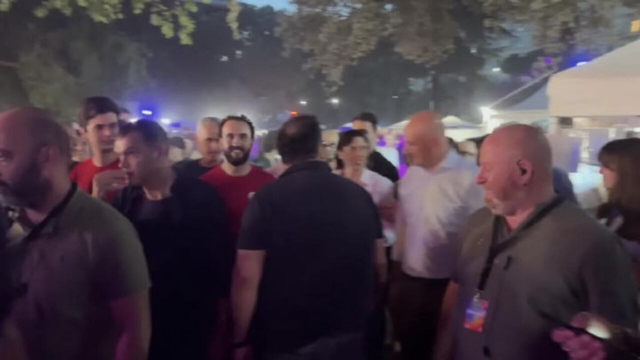 Elly Schlein augura 'Buon appetito' ai partecipanti alla Festa dell'Unità a Roma