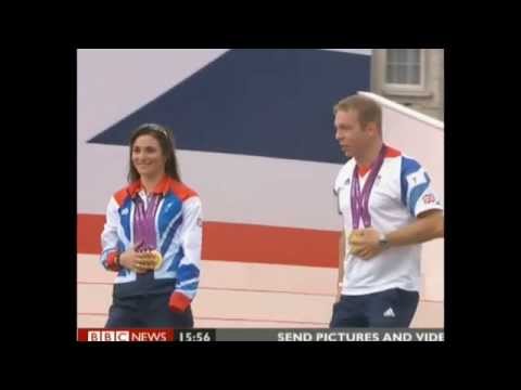 【動画】イギリスの美人司会者ヘレン・スケルトン（29歳）が、オリンピックパレードの生放送でパンチラ！ - xnews2 スキャンダラスな光景