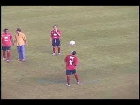 Denilson shows some skillz...