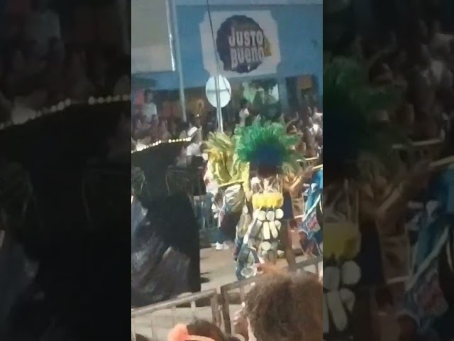 Vídeo relacionado con QIGHLIS Capa de Vampiro con Cuello de Halloween, 90cm Capa Dracula Negro Rojo Reversible, para Fiestas Temáticas y Bailes de Máscaras de Halloween