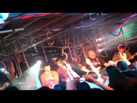 Rare footage of Mago actually singing