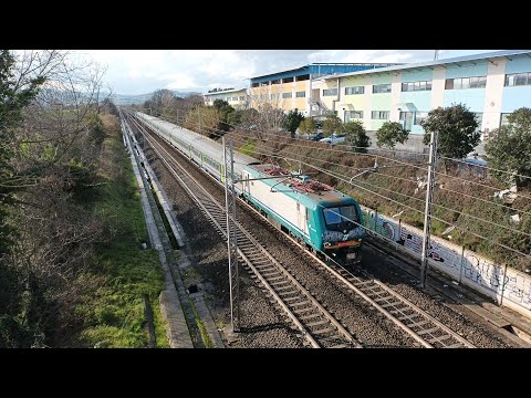 Transito del Regionale Veloce 4152 di Trenitalia, proveniente da Roma Termini e diretto in Ancona.