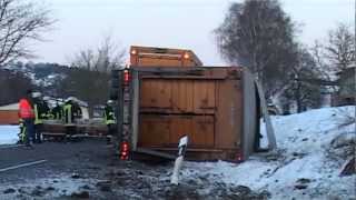 preview picture of video 'Viehtransporter kippt bei Niederaula um: Feuerwehr auf Ferkelfang'