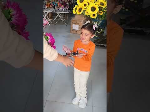 هالبنت موطبيعية شو كيوت.. شوفوا شو جابت هدية للانسة تبعها.. الروضة بتجنن 🥰❤️