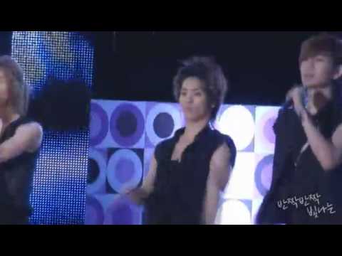 [Fancam] 100728 SHINee Jonghyun Reaction to Fire While Performing RDD