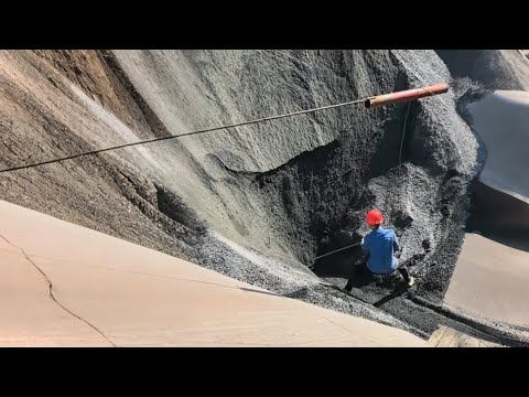 Barge unloading 4300 tons of black and yellow phosphate ore - Smooth, relaxing flow