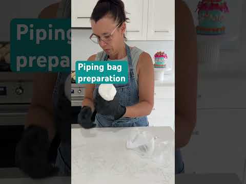 How to prepare your piping bags so that you are ready to start cake decorating! #cakedecorating