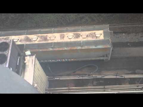 Pneumatic railcar unloading equipment