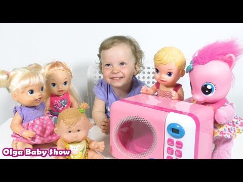 Olya plays toy microwave and kinetic sand ice-cream - Family fun Playtime!!!