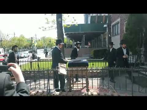 חלוקת דולרים להוספה בצדקה • כ"ג אייר תש"פ