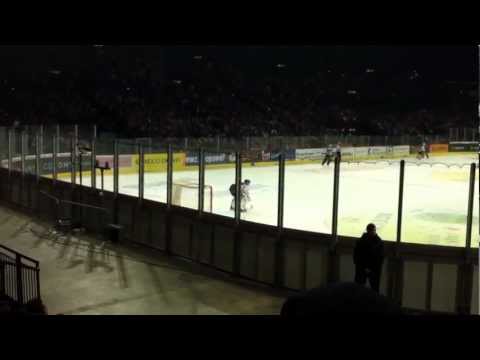 SCB Playoff Final 2012 Einschlag bei Marco Bührer