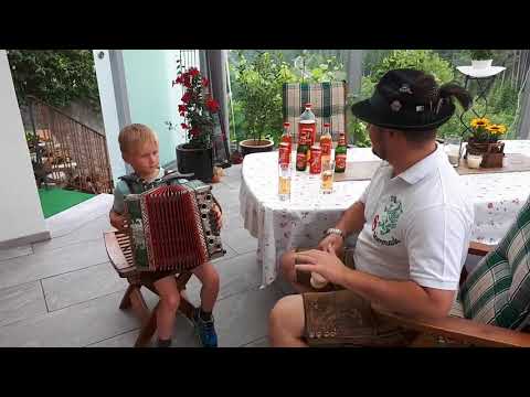 Aufruf Almdudler-Trachtenpärchen: John FarmA