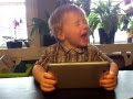 Garoto sueco de 3 anos solta a voz cantando Somebody that I used to know do cantor Gotye