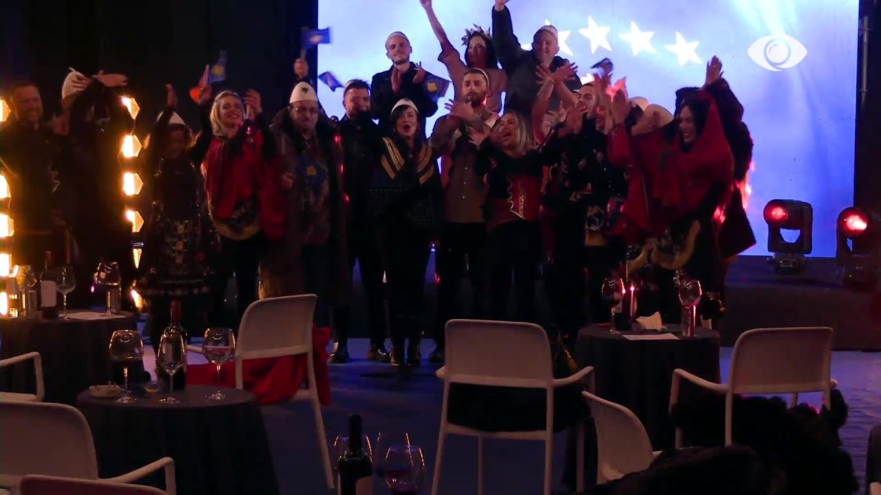 Shfaqja e Pavarësisë së Kosovës mbyllet me emocione, banorët bëhen bashkë dhe këndojnë “Mora fjalë”