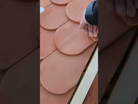 Firsten auf Grat setzen - Reiter bei Biberschwanzdach legen - Biberdach in Schönbach bei Colditz