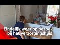Ellen en moeder Miny in tranen: bezoek aan verzorgingshuis mogelijk gemaakt door 'festivalhotel'