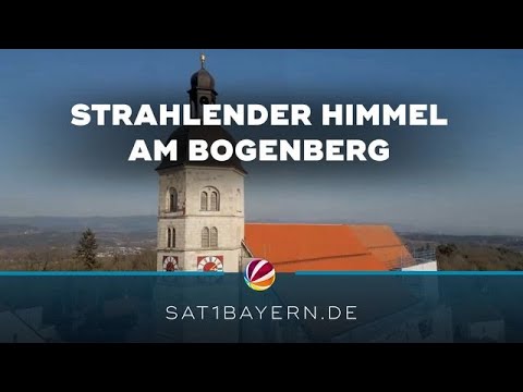 Traumwetter in Bayern: Strahlender Himmel am Bogenberg an der Donau
