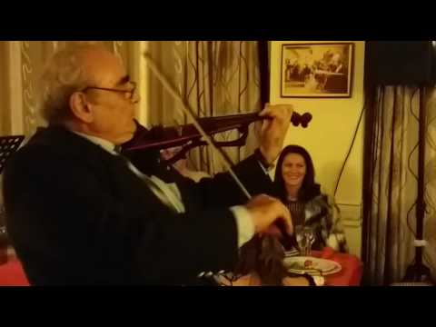 Profesor cantand la vioara