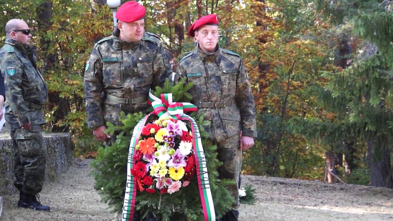 Десетки се поклониха пред героите, загинали за свободата на Смолян
