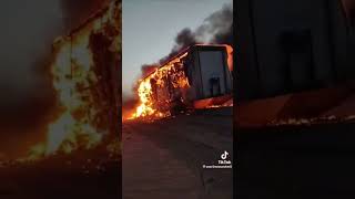 Download lagu Truck 🚛 me Lagi aag #saudiarabia #truckdriver #dailyshaeervlog #viralvideo mp3