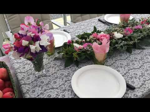 Bordsdekorationer av trädgårdens rosor