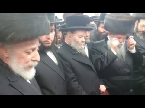 Liska Rebbe deliovering hesped at levaya of Volkaner Rav R 'Pinchas Yakov Ausch