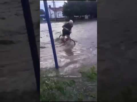 abuelito que se cae en bisi # olavarria provincia de Buenos Aires argentina #inundaciones