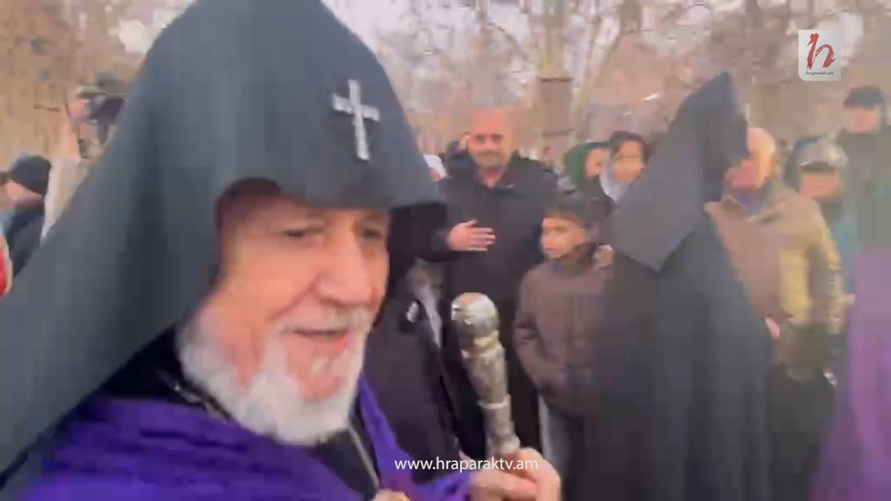 Վեհափառը հավատացյալներին օրհնելով գնում է պատարագի