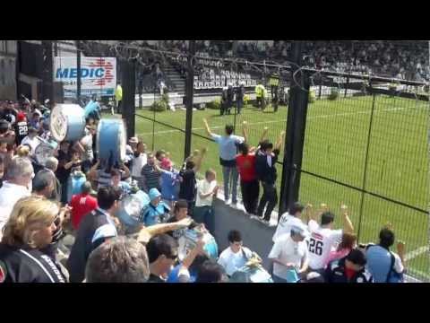 entran los piratas celestes de alberdi a la cancha de all boys