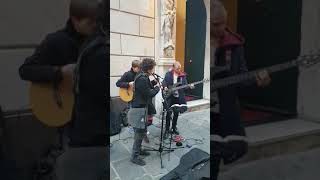 Artisti di strada a Genova - Volta la Carta (De André)