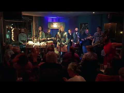 Soulsha - Lamine Touré Leads Dancing