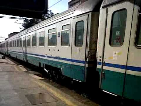 Stazione di Battipaglia partenza dell'IC in testa la tartaruga E444R-007