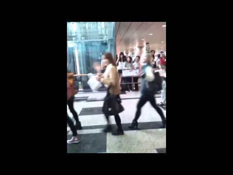 [Fancam] Skarf arrival in Singapore 121117