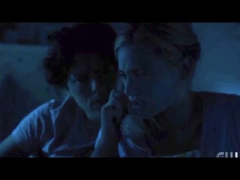 Betty and Jughead get a call in the middle of the night | Riverdale 5x02